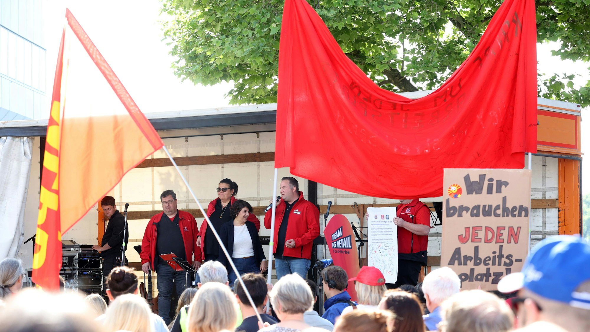 14.05.2025
Köln
Erster Streik (nach einer Urabstimmung) bei den Kölner Ford-Werken. Alle Schichten bis zum frühen Donnerstagmorgen werden bestreikt. Um 9 Uhr ist eine Infoveranstaltung der IG Metall am Tor 3 der Ford-Werke geplant. Bislang gab es bei Ford nur sogenannte Warnstreiks.
Foto: Martina Goyert