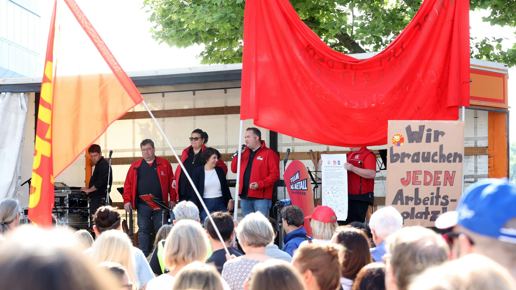 14.05.2025
Köln
Erster Streik (nach einer Urabstimmung) bei den Kölner Ford-Werken. Alle Schichten bis zum frühen Donnerstagmorgen werden bestreikt. Um 9 Uhr ist eine Infoveranstaltung der IG Metall am Tor 3 der Ford-Werke geplant. Bislang gab es bei Ford nur sogenannte Warnstreiks.
Foto: Martina Goyert