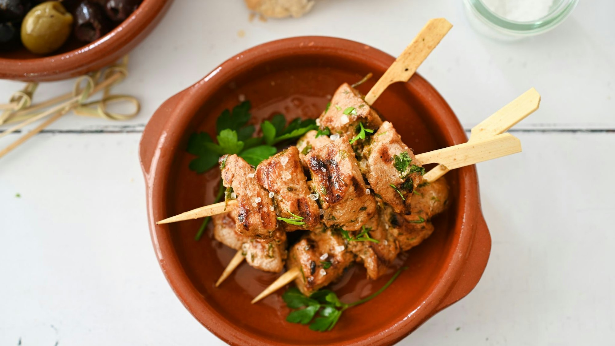Die maurischen Spieße «Pinchos Morunos» haben vor dem Grillen in einer Marinade aus Knoblauch, Kreuzkümmel, Paprika, Säure und Olivenöl gebadet.