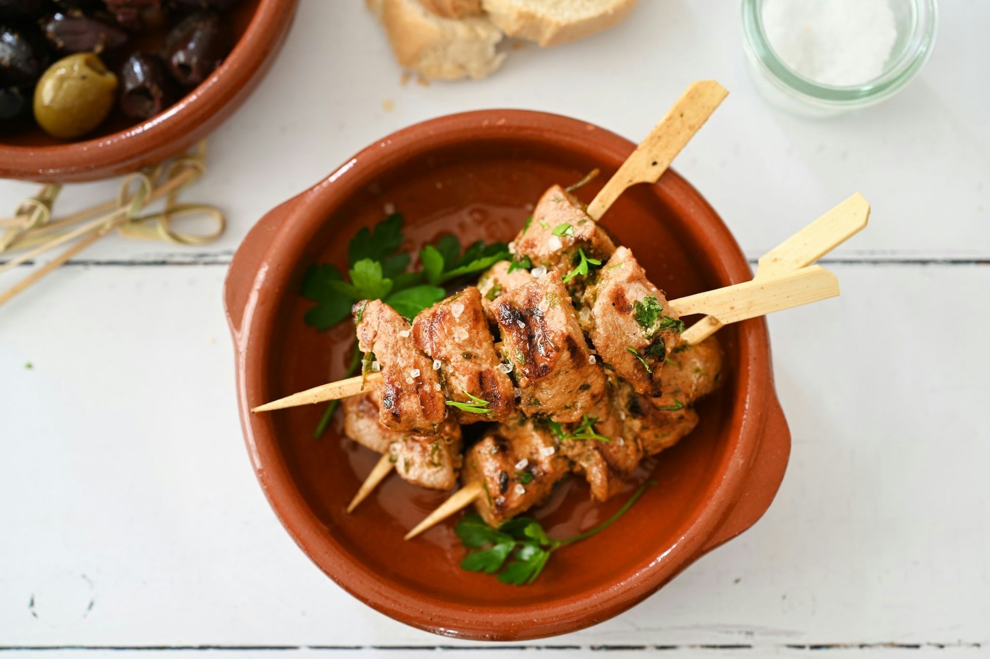 Die maurischen Spieße «Pinchos Morunos» haben vor dem Grillen in einer Marinade aus Knoblauch, Kreuzkümmel, Paprika, Säure und Olivenöl gebadet.
