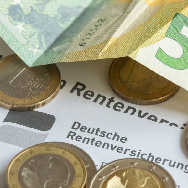 Münzen und eine Banknote liegen auf einer Renteninformation der Deutschen Rentenversicherung.