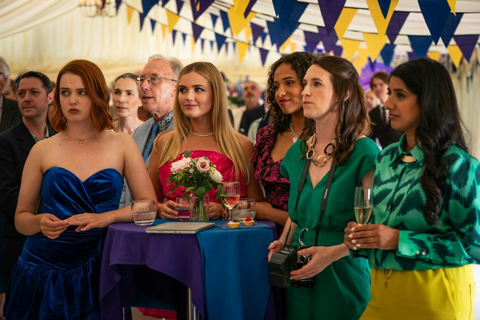 Es prallen Welten aufeinander: Beatrix (Tallulah Greive, von links), Florence (Rosie Graham) und Abby (Assa Kanouté), Chelsea (Sarah Daykin) und Preeya (Nimisha Odedra) warten zusammen mit dem DEI-Team auf die Reden bei der Benefizveranstaltung. Sie fühlen sich auf St. Gilbert's pudelwohl. (Bild: ZDF/ Jonathan Birch)