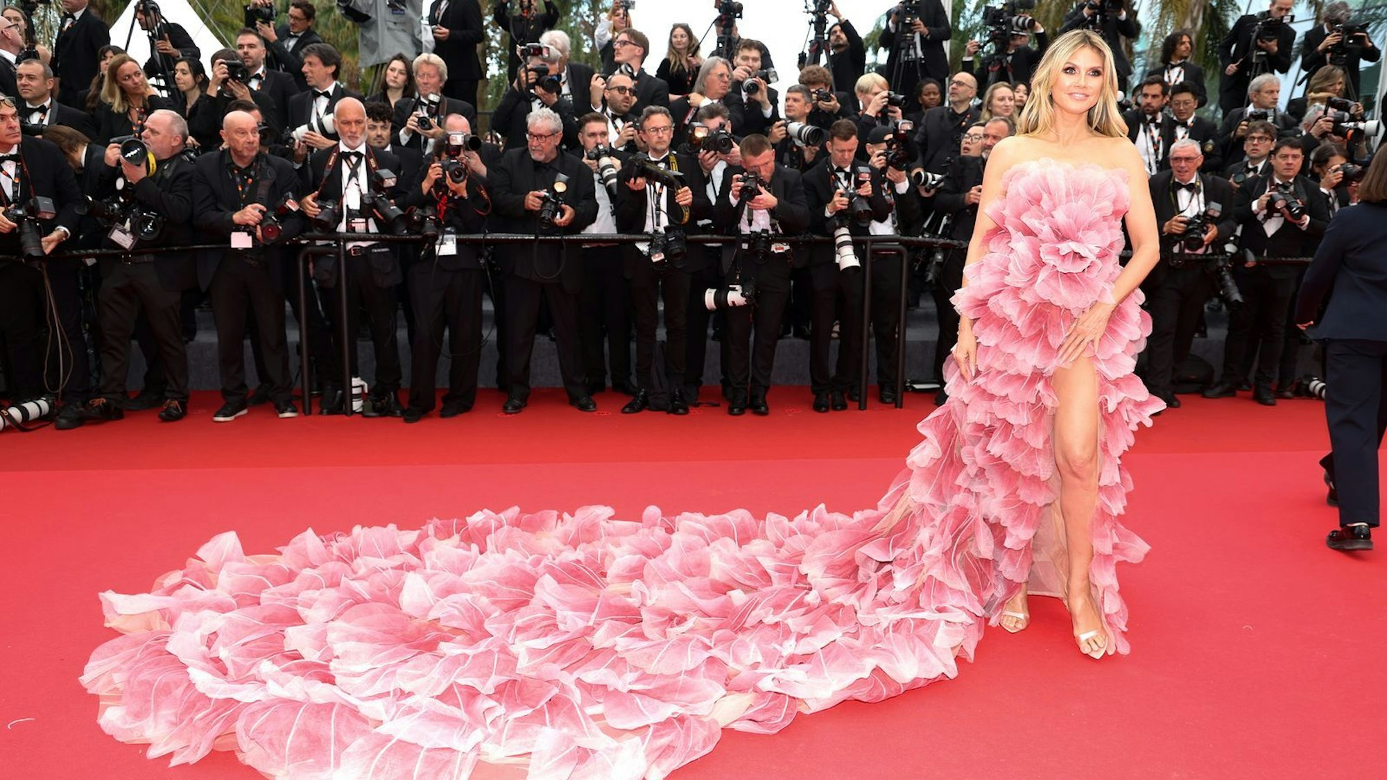 Heidi Klum erschien zur Eröffnungsgala in Cannes in einem Outfit mit langer Schleppe - ein Verstoß gegen die Kleiderordnung. (Bild: Pascal Le Segretain/Getty Images)
