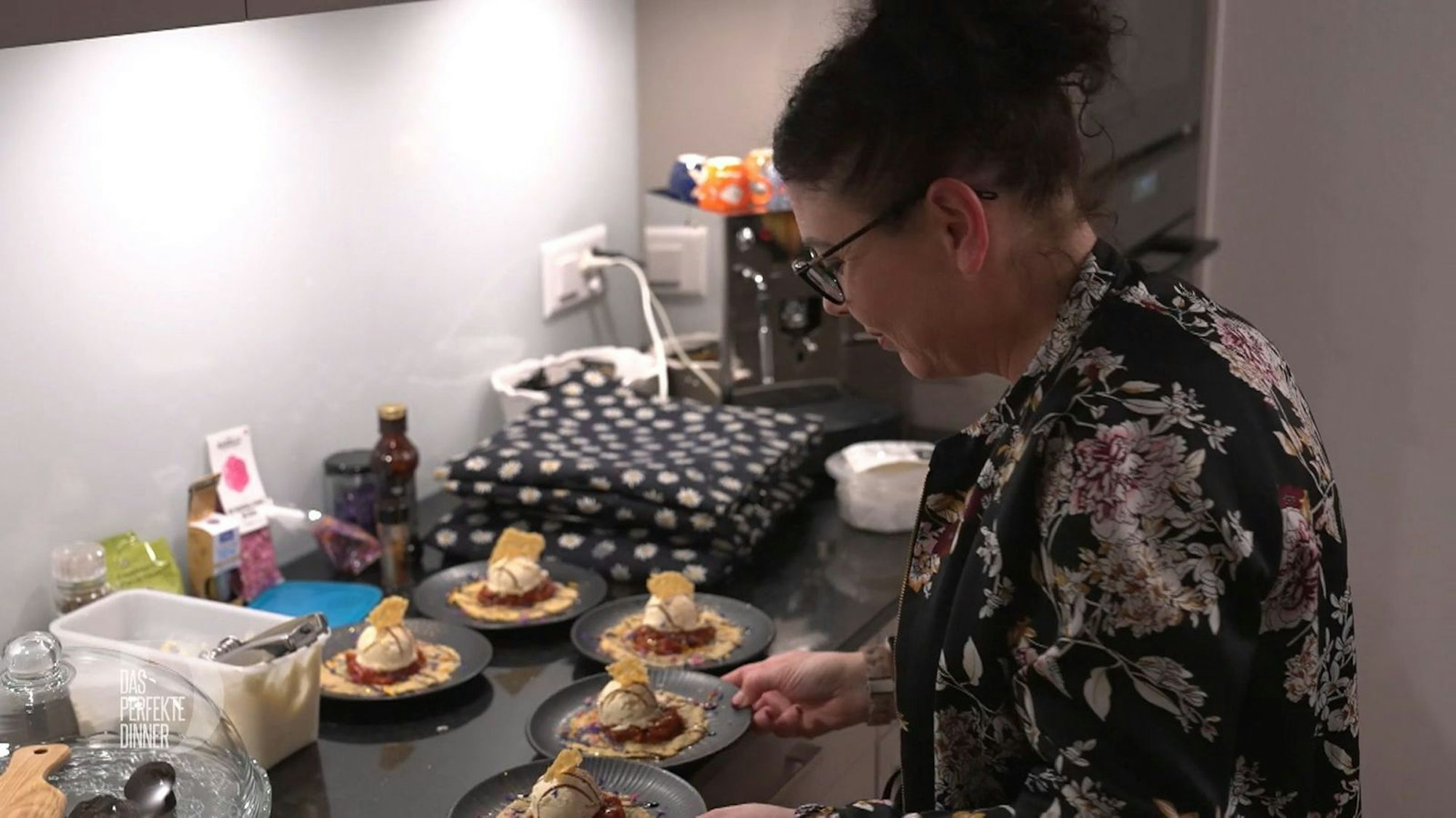 Was aussieht wie ein Dessert, ist die Vorspeise: Parmesan-Taler, Tomatensugo und Parmesan-Eis.
(Bild: RTL)