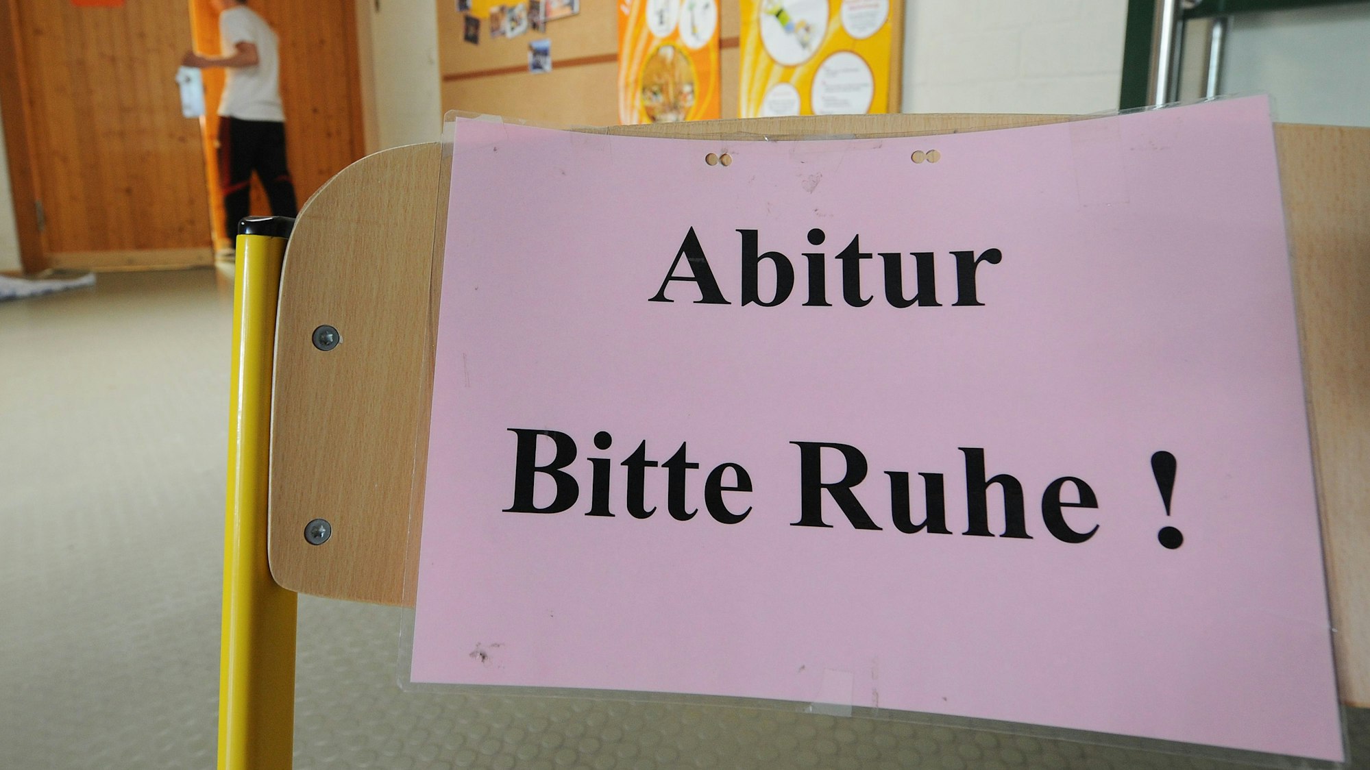 «Abitur - Bitte Ruhe!» steht vor dem Eingang der Turnhalle. (zu dpa: «Abi 2025: Der Jahrgang, den es (fast) nicht gibt») Foto: Armin Weigel/dpa +++ dpa-Bildfunk +++