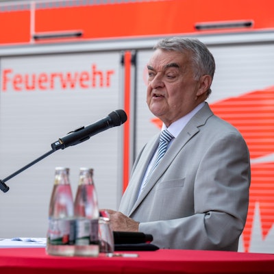 Ehrung für Fluthelfer in Köln, NRW-Innenminister Herbert Reul (CDU) spricht, im Hintergrund ist ein Feuerwehrauto zu sehen.