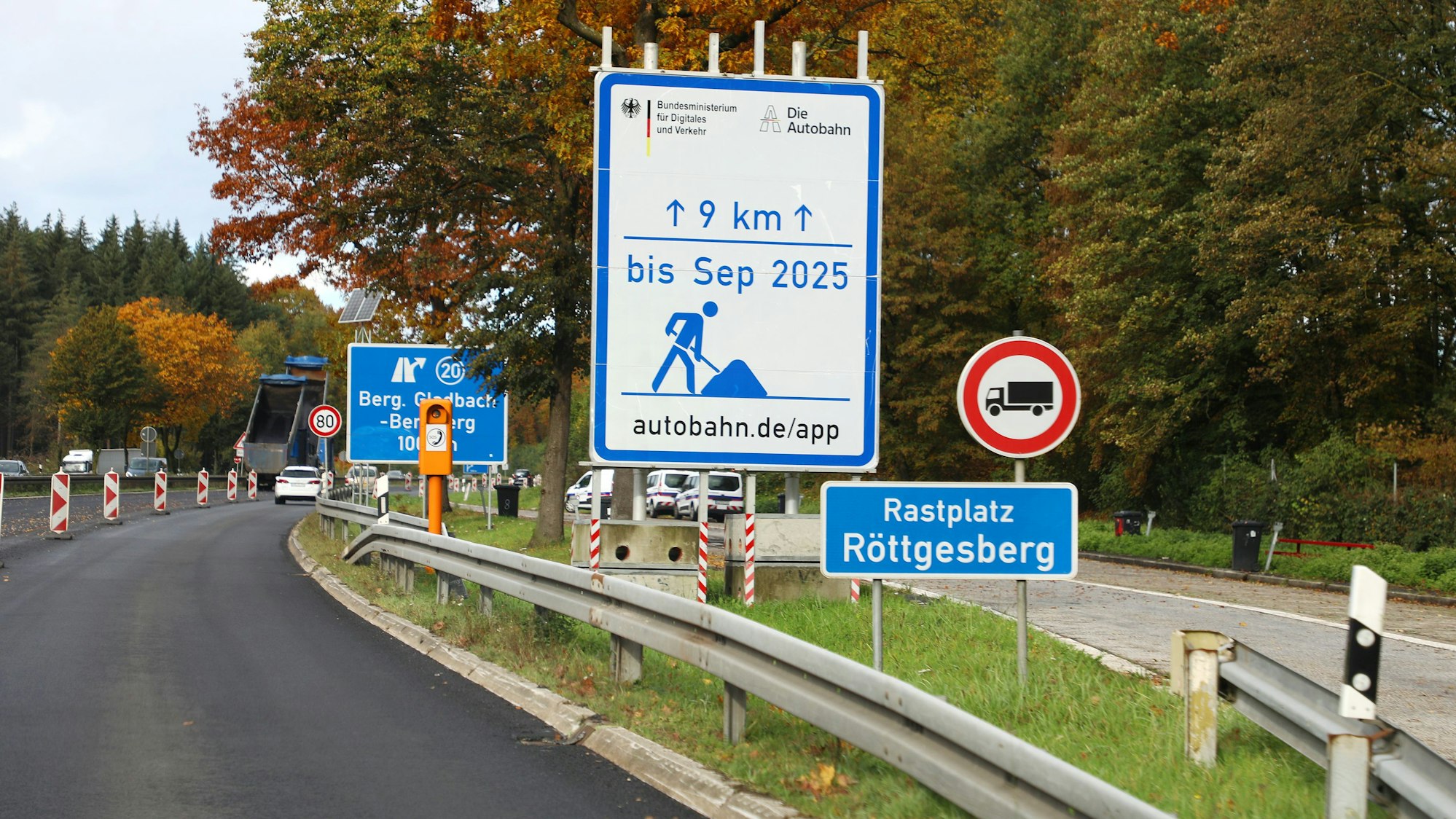 Ein Baustellenschild und Absperrungen stehen an der A4 zwischen Untereschbach und Bergisch Glabach-Bensberg (früher: Moitzfeld).