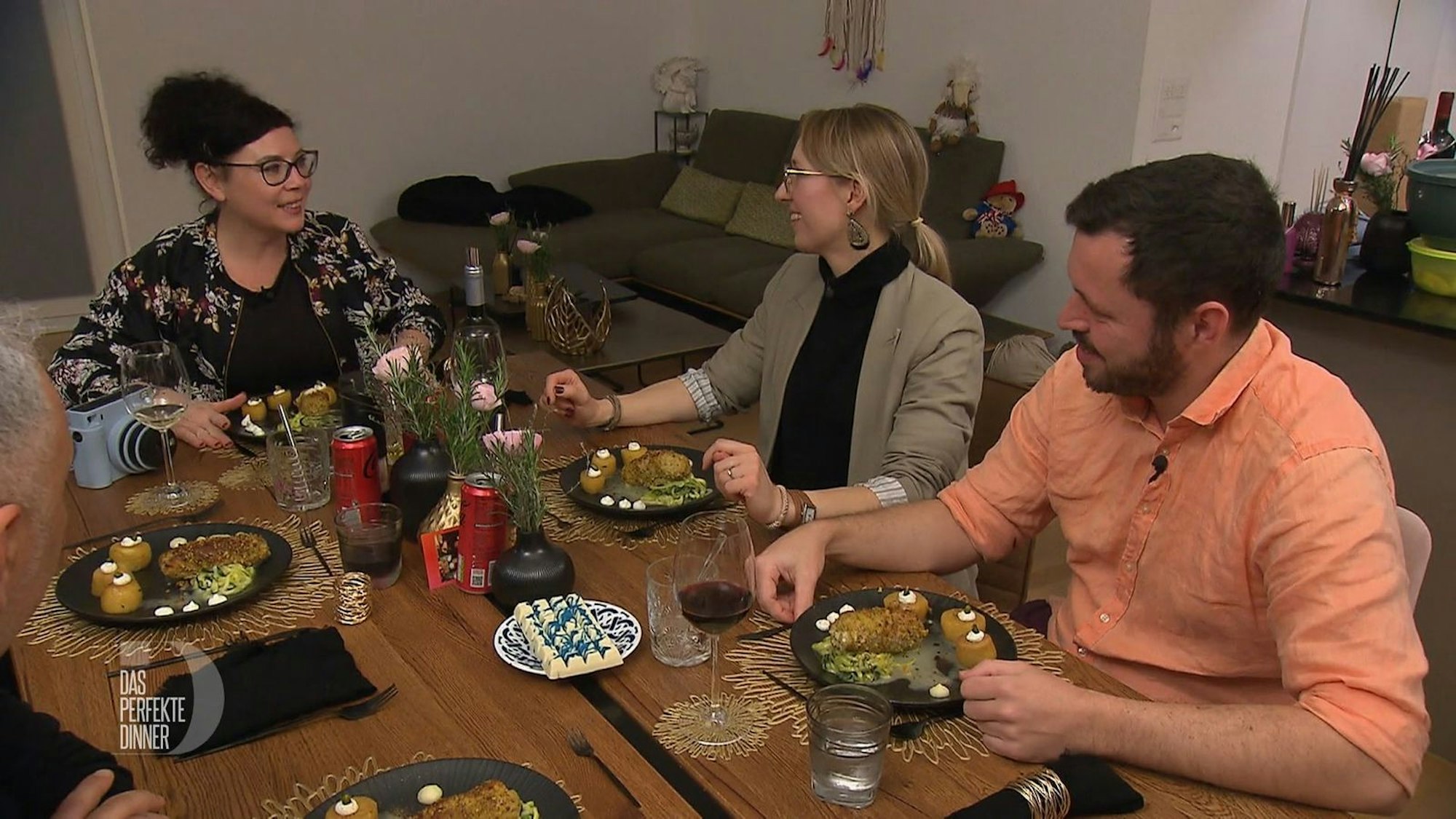 Mit dem Hauptgang fällt Sonias Anspannung endlich ab.
(Bild: RTL)