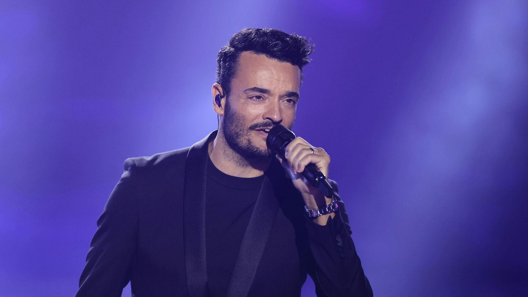 Giovanni Zarella singt beim Deutschen Fernsehpreis 2023 im Coloneum.