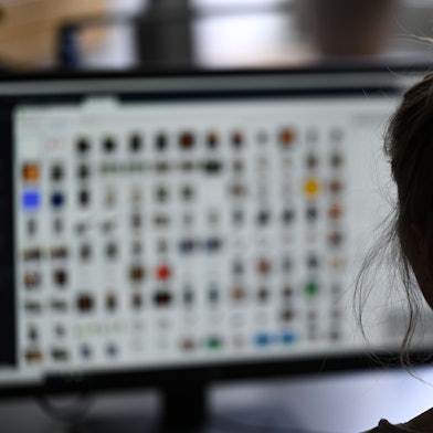 ARCHIV - 15.04.2021, Hessen, Gießen: Eine Kriminaloberkommissarin beim Polizeipräsidium Mittelhessen sitzt in einem Büro vor einem Auswertungscomputer auf der Suche nach Kinderpornografie und Fällen von sexuellem Missbrauch. (zu dpa: ´Jugendliche im Visier der Ermittler - Deutlich mehr Kinderporno-Fälle») Foto: Arne Dedert/dpa +++ dpa-Bildfunk +++