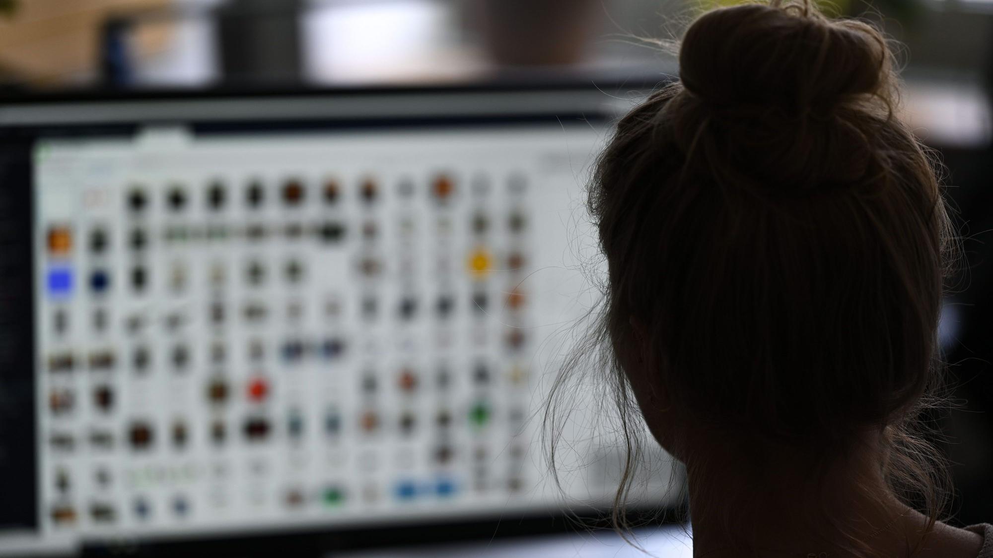 ARCHIV - 15.04.2021, Hessen, Gießen: Eine Kriminaloberkommissarin beim Polizeipräsidium Mittelhessen sitzt in einem Büro vor einem Auswertungscomputer auf der Suche nach Kinderpornografie und Fällen von sexuellem Missbrauch. (zu dpa: ´Jugendliche im Visier der Ermittler - Deutlich mehr Kinderporno-Fälle») Foto: Arne Dedert/dpa +++ dpa-Bildfunk +++