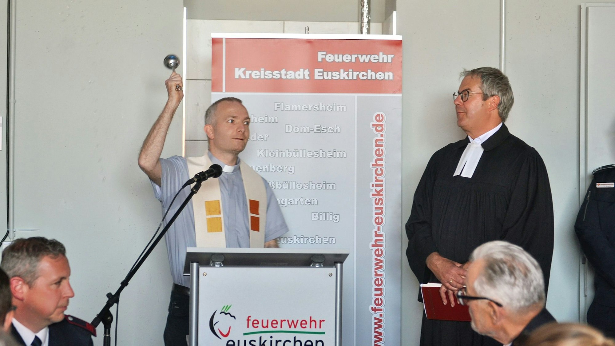Pfarrer Johannes Schulte-Eickhoff und Pfarrer Frank Thönes bei der Einsegnung.