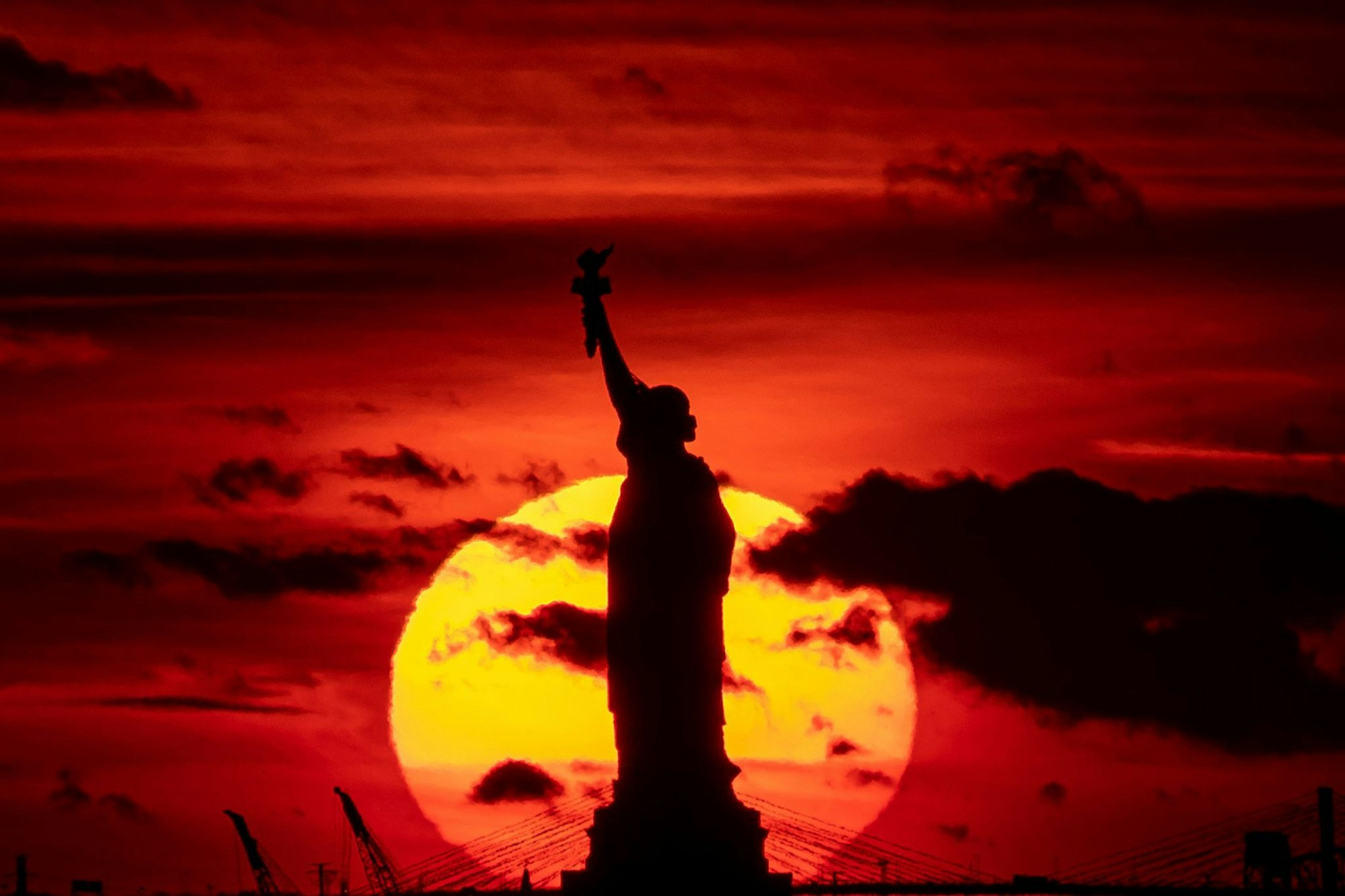Sonnenuntergang hinter der Freiheitsstatue. (Archivbild)