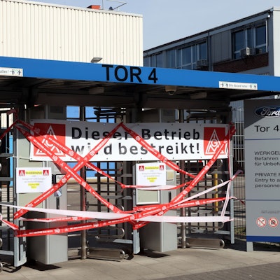 14.05.2025
Köln
Erster Streik (nach einer Urabstimmung) bei den Kölner Ford-Werken. Alle Schichten bis zum frühen Donnerstagmorgen werden bestreikt. Um 9 Uhr ist eine Infoveranstaltung der IG Metall am Tor 3 der Ford-Werke geplant. Bislang gab es bei Ford nur sogenannte Warnstreiks. 
Foto: Martina Goyert