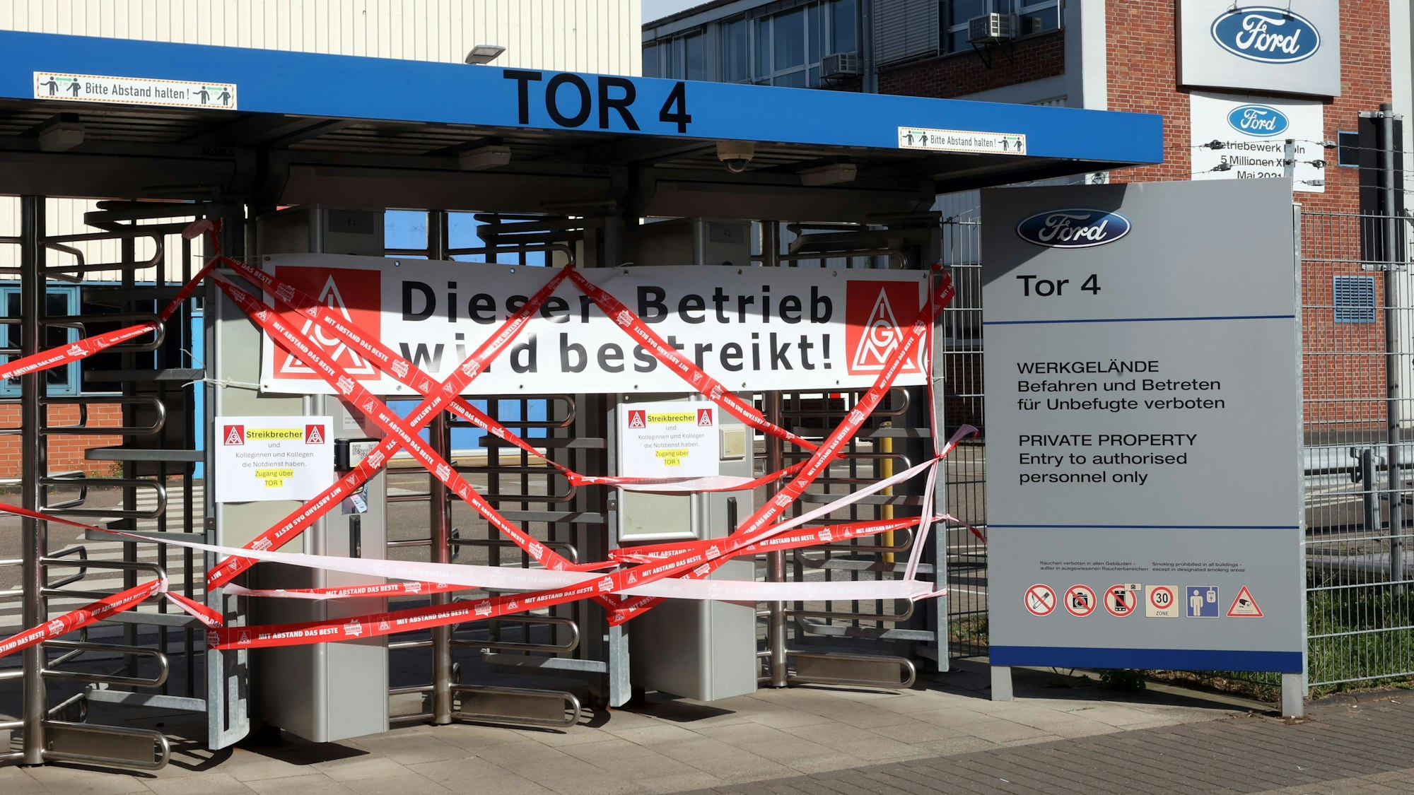 14.05.2025
Köln
Erster Streik (nach einer Urabstimmung) bei den Kölner Ford-Werken. Alle Schichten bis zum frühen Donnerstagmorgen werden bestreikt. Um 9 Uhr ist eine Infoveranstaltung der IG Metall am Tor 3 der Ford-Werke geplant. Bislang gab es bei Ford nur sogenannte Warnstreiks.
Foto: Martina Goyert