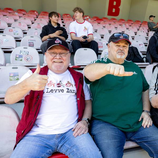 13.05.2025, Köln: FC-Fans beim öffentlichen Training des 1. FC Köln am Geißbockheim vor dem Aufstiegs-Endspiel am Wochenende.
Im Bild v.l.n.r. Franz-Josef Weyer, Roland Hüttner und Klaus Schrörs.
Foto: Michael Bause