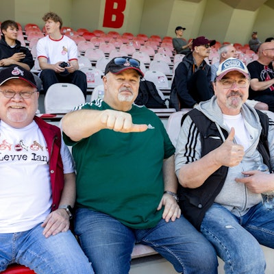 13.05.2025, Köln: FC-Fans beim öffentlichen Training des 1. FC Köln am Geißbockheim vor dem Aufstiegs-Endspiel am Wochenende.
Im Bild v.l.n.r. Franz-Josef Weyer, Roland Hüttner und Klaus Schrörs.
Foto: Michael Bause