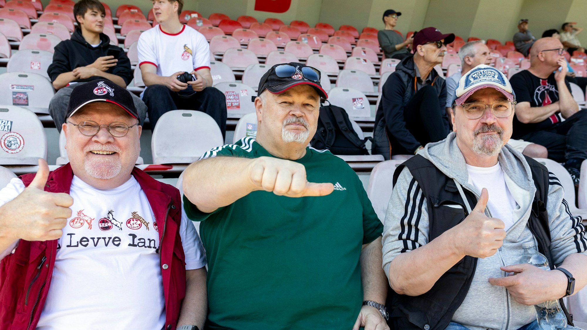 13.05.2025, Köln: FC-Fans beim öffentlichen Training des 1. FC Köln am Geißbockheim vor dem Aufstiegs-Endspiel am Wochenende.
Im Bild v.l.n.r. Franz-Josef Weyer, Roland Hüttner und Klaus Schrörs.
Foto: Michael Bause