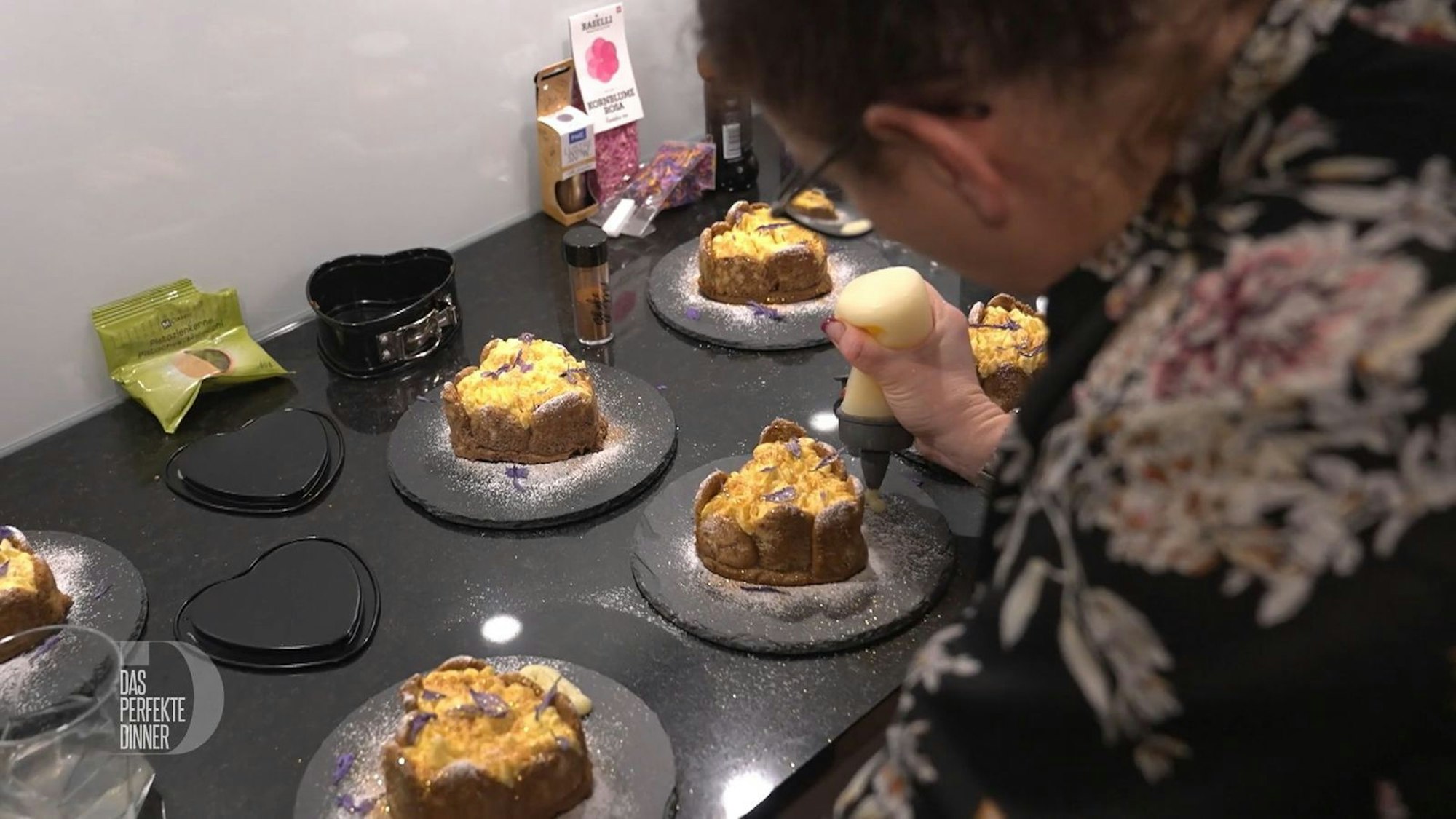 Auch das Safran Semi-freddo wird mit Goldstaub veredelt.
(Bild: RTL)