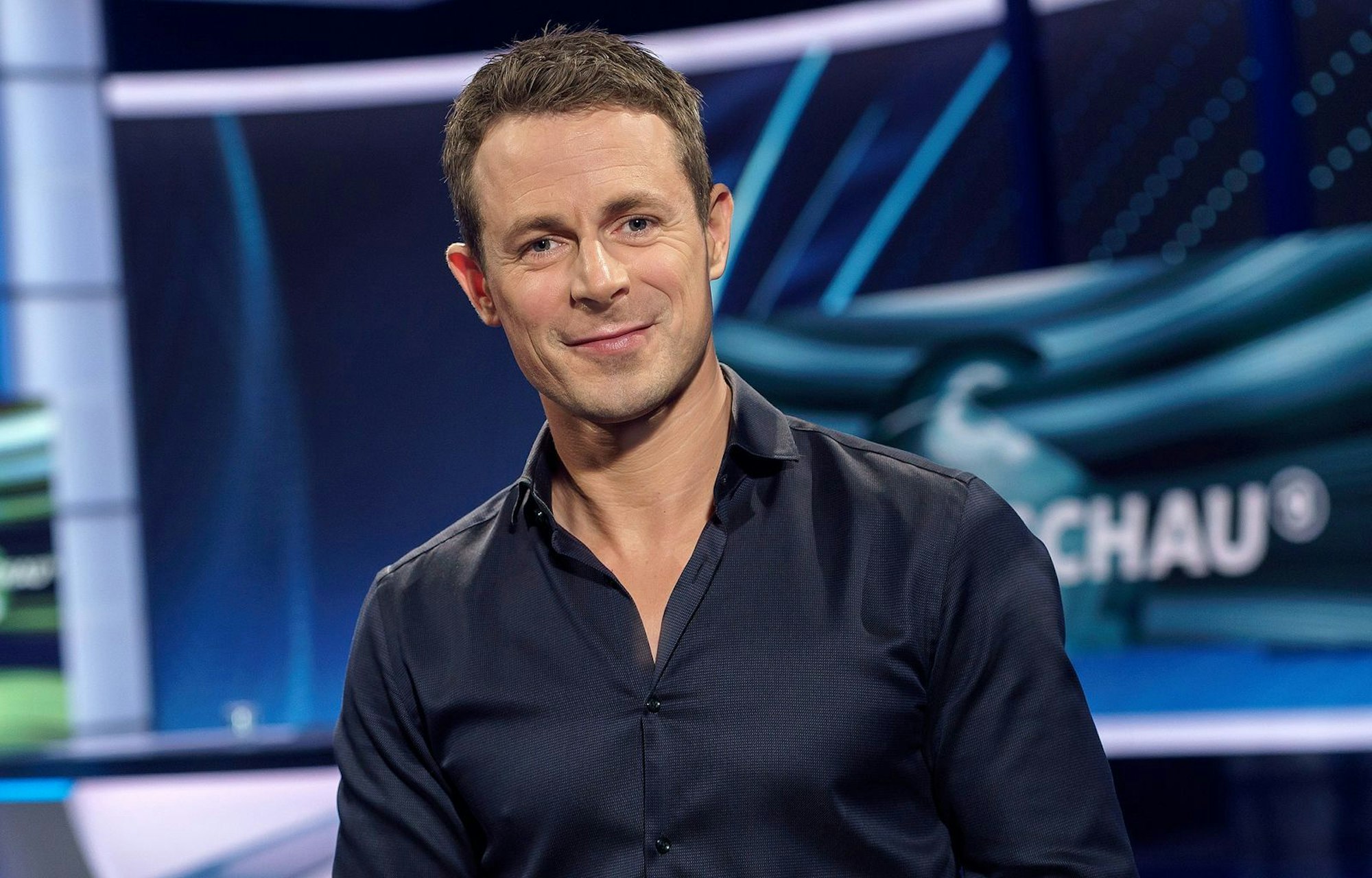 Alexander Bommes bleibt der „Sportschau“ als Moderator erhalten, wird aber weniger Sendungen moderieren. (Bild: WDR/Herby Sachs)