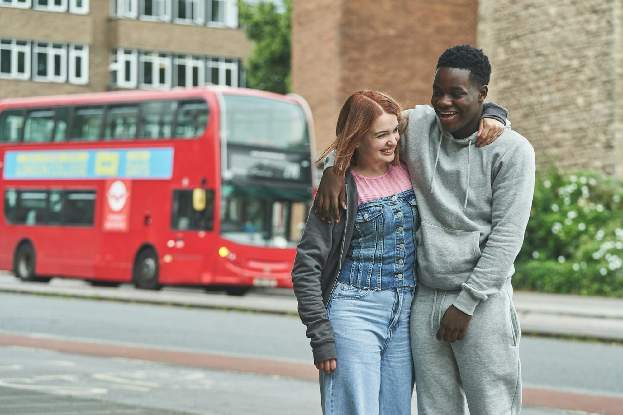 Die Eliteschule bringt nicht nur Probleme mit sich. Beatrix (Tallulah Greive) und Jaheim (Josh Tedeku) kommen sich bei einem Ausflug nach London näher. (Bild: ZDF/ Yinka Edward)