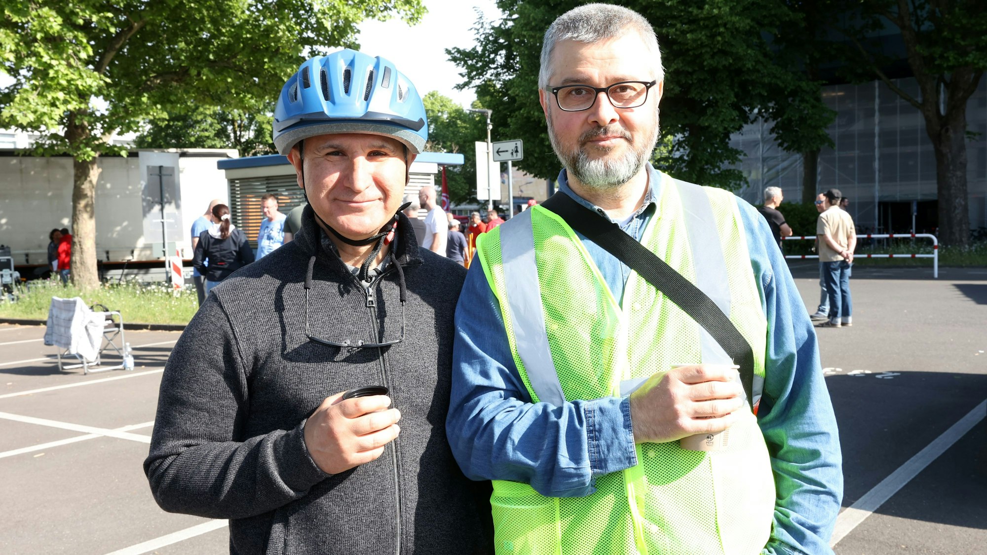 Zwei Männer stehen nebeneinander und lächeln in die Kamera.