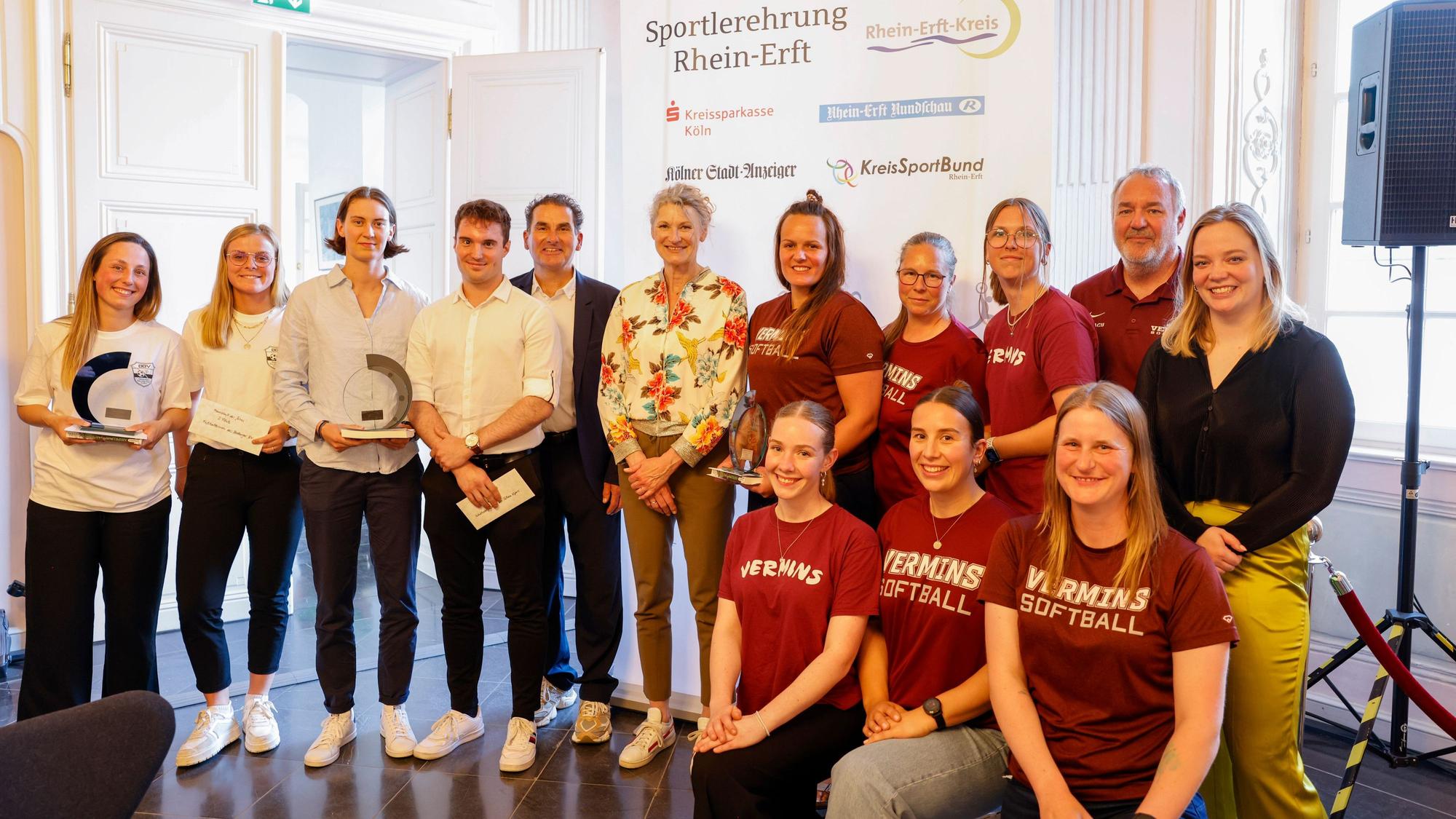 Bei der Mannschaftswertung gewannen die Inlinehockey-Damen der Pulheim Vipers. Den zweiten Platz belegten punktgleich die Softballerinnen der Wesselinger Vermins und die Fußballerinnen des Bedburger BV. Mit auf dem Bild sind die Paten Felix Görner, Heike Henkel und Sophia Wirtz.
