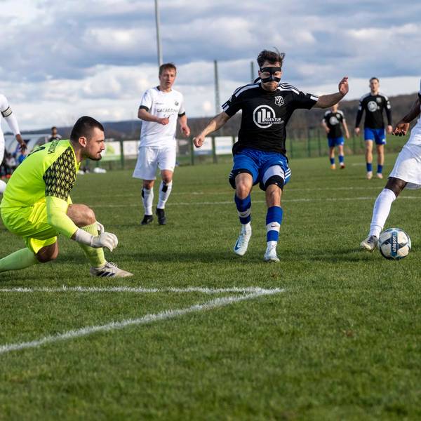 Ein Bessenicher Spieler kommt vor dem Gegenspieler aus Wißkirchen an den Ball. Der Torwart wäre auch bereit gewesen.