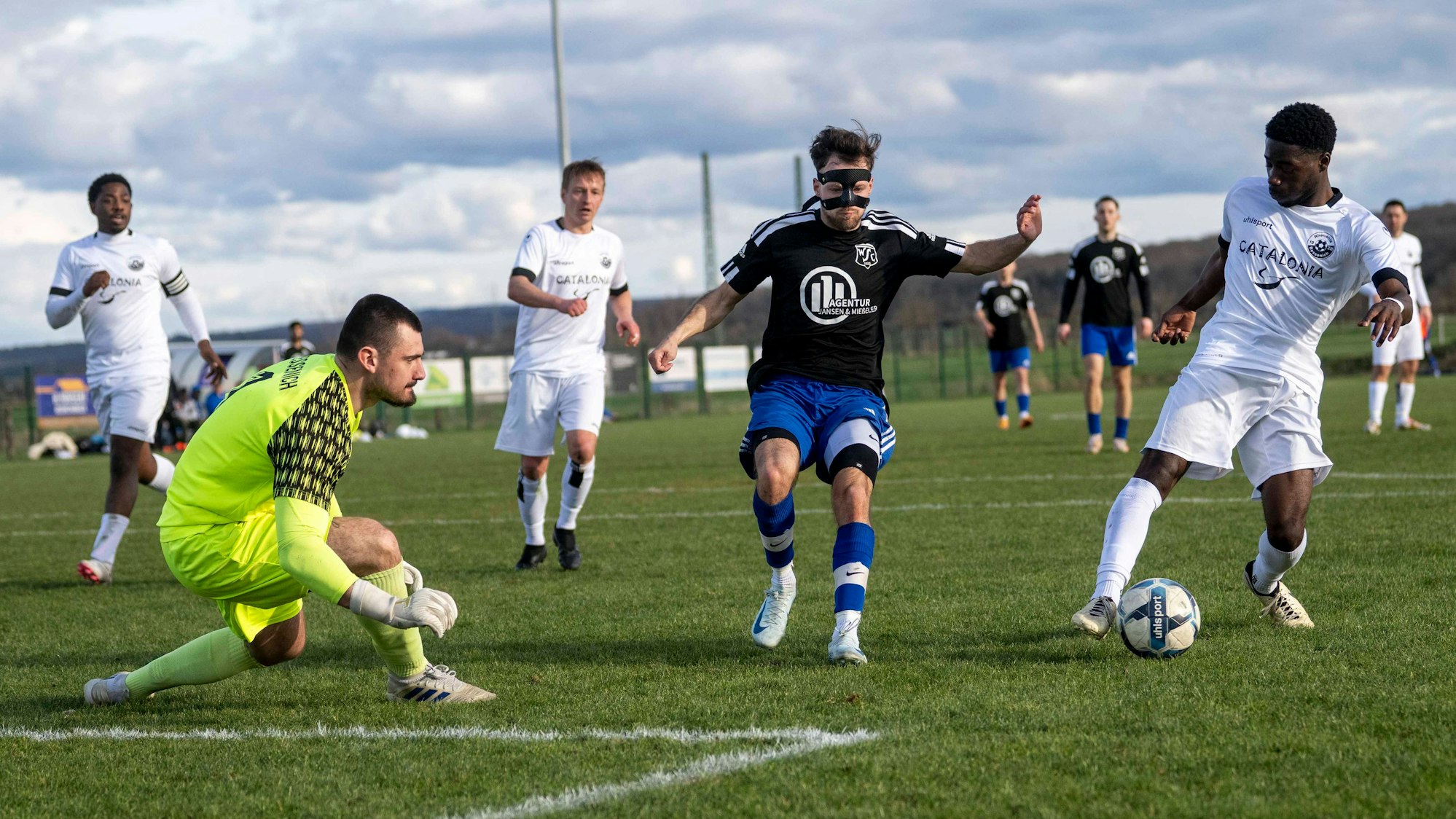 Ein Bessenicher Spieler kommt vor dem Gegenspieler aus Wißkirchen an den Ball. Der Torwart wäre auch bereit gewesen.