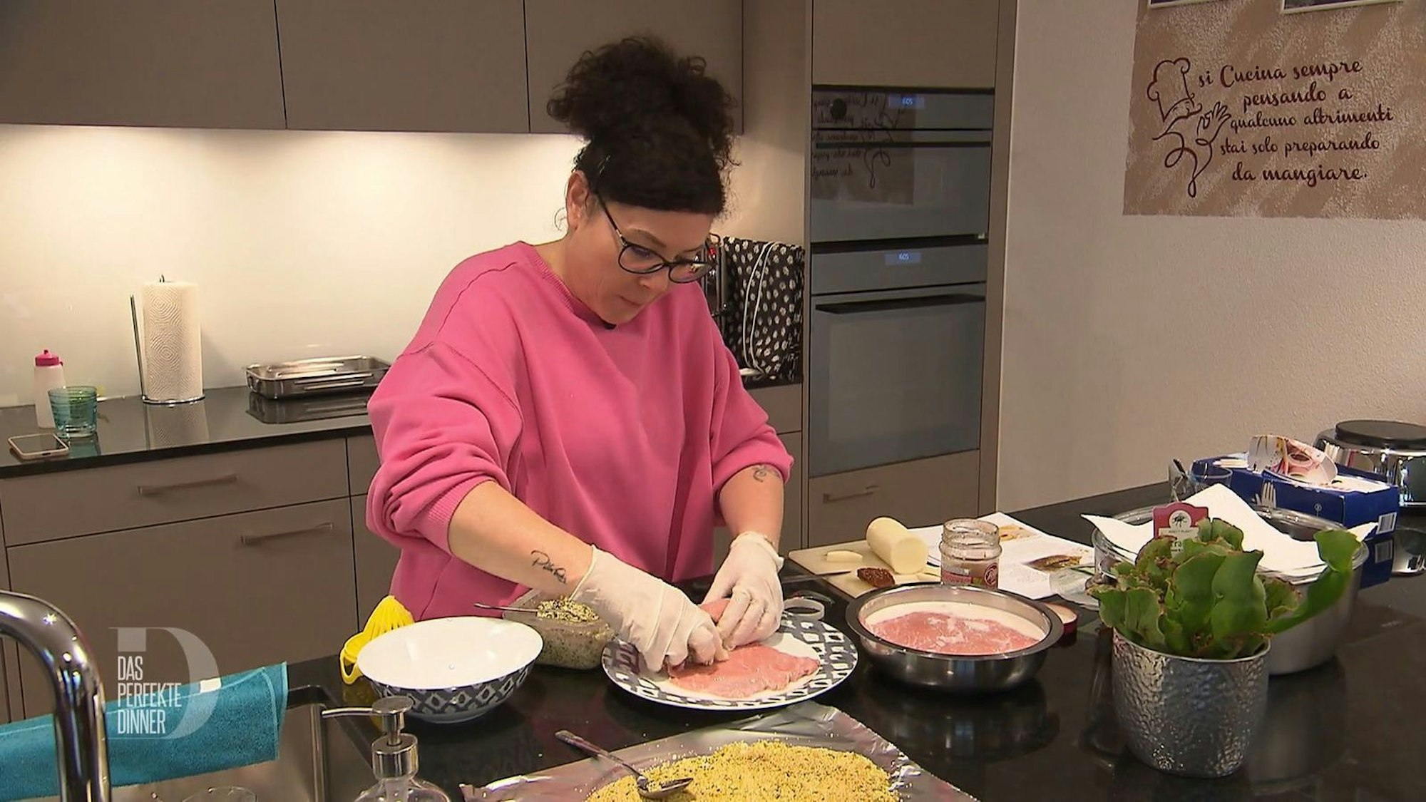 Routiniert füllt und umhüllt Sonia die Involtini mit den grünen Smaragden.
(Bild: RTL)