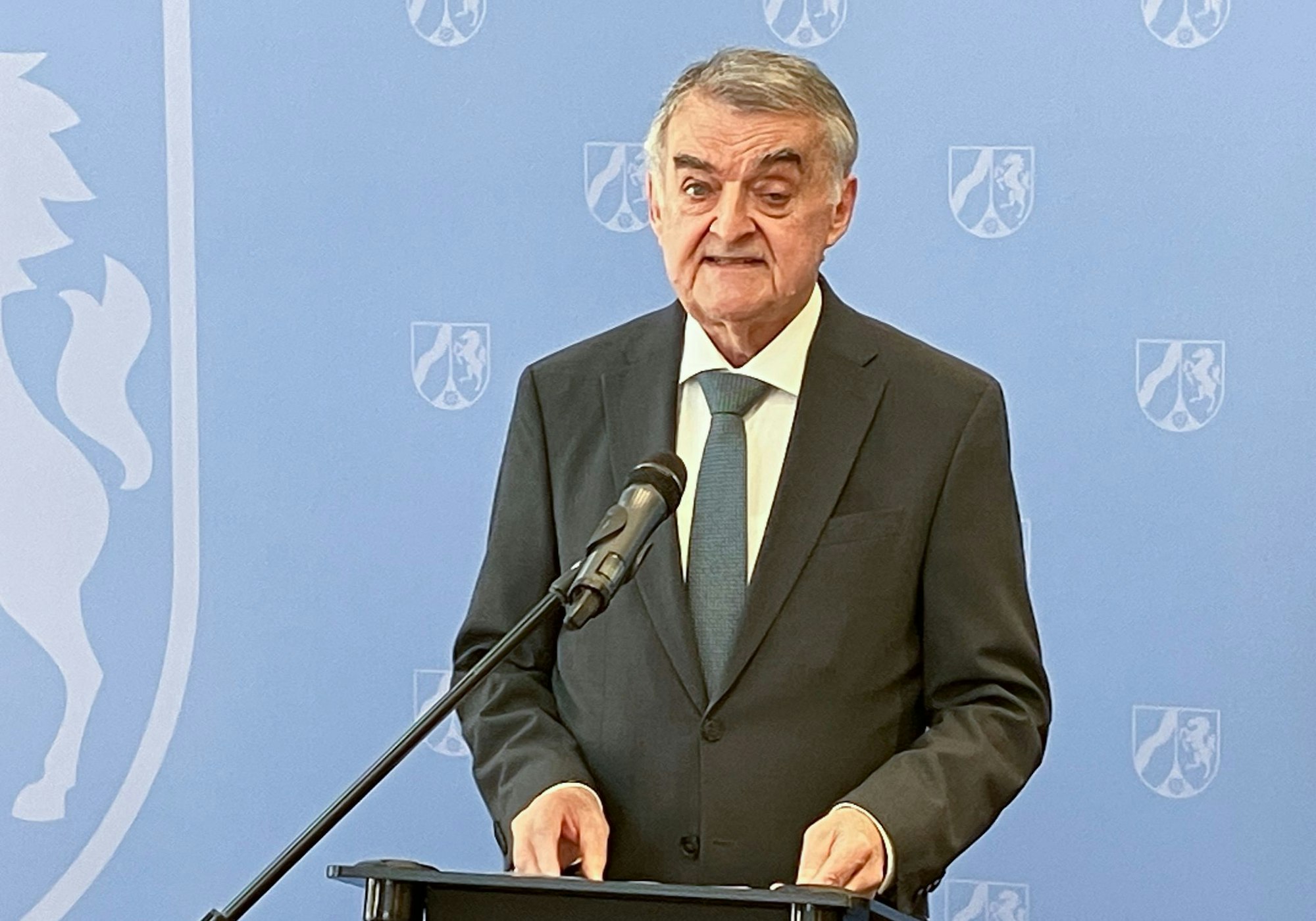 NRW-Innenminister Herbert Reul (CDU) sieht die Ermittlungen im Spionagefall am Anfang.