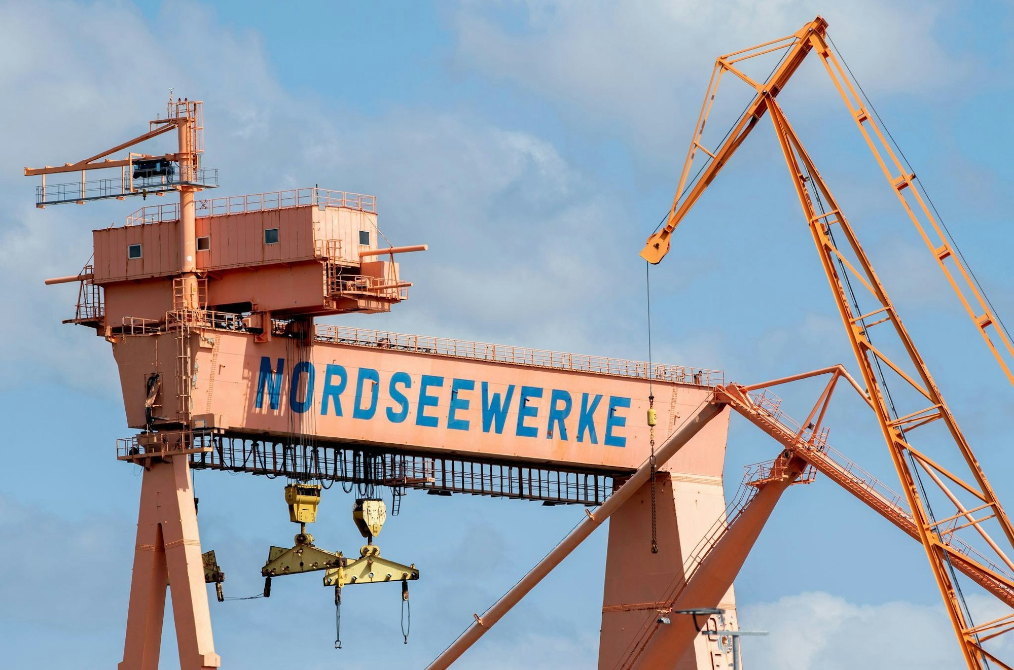 Auf dem Gelände der früheren Emder Nordseewerke sollen künftig Schiffe recycelt werden. (Archivbild)