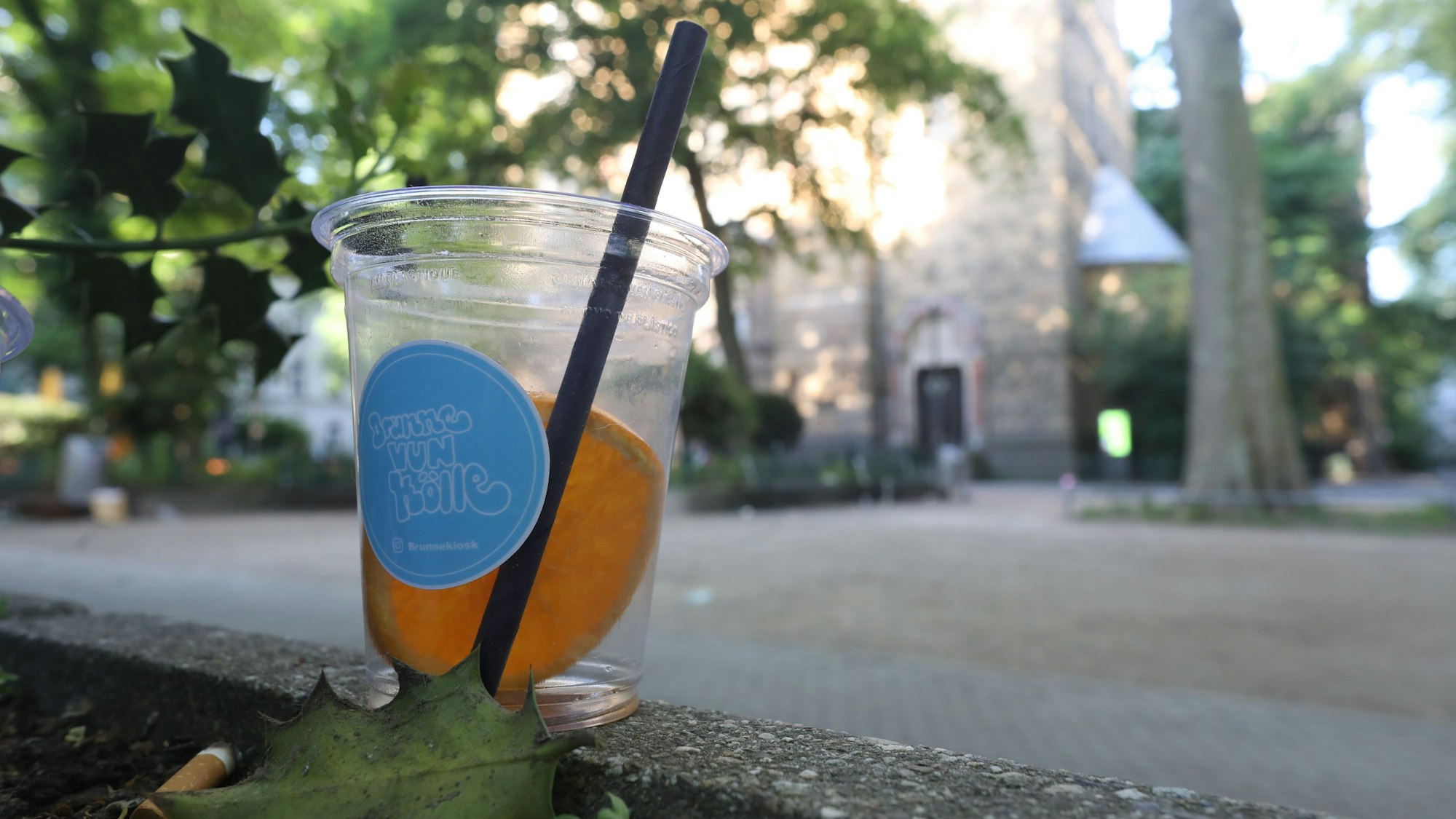 Die Überreste einer Partynacht auf dem Brüsseler Platz.