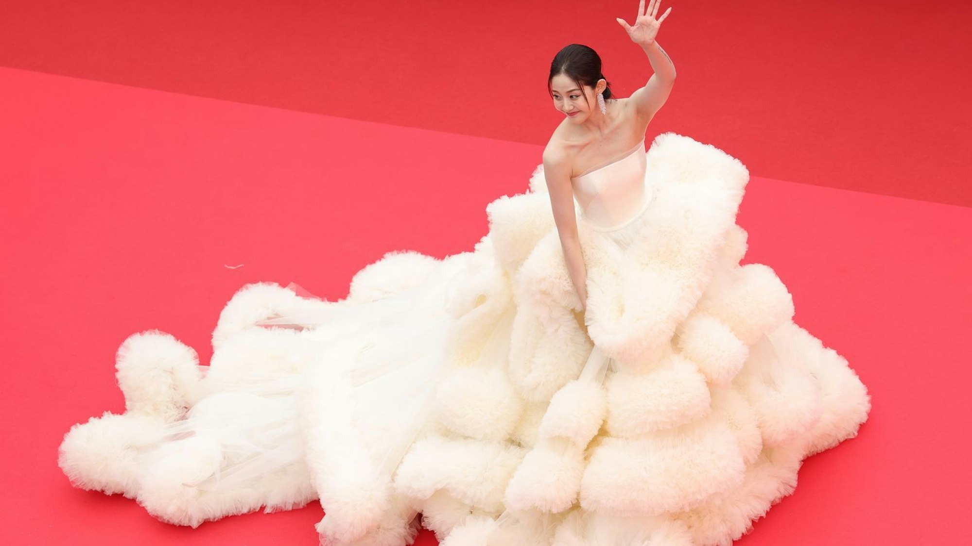 Auch Schauspielerin Wan QianHui hielt sich nicht an die Kleiderordnung in Cannes.
(Bild: Monica Schipper/Getty Images)