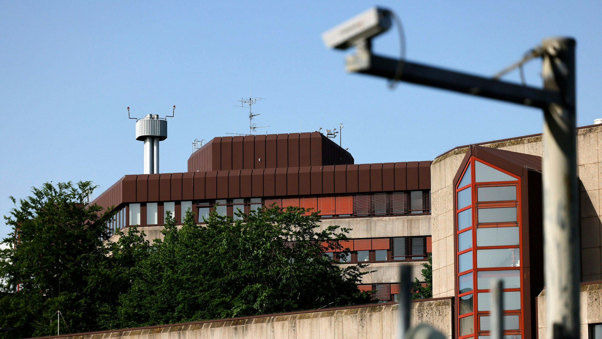Das Bundesamt für Verfassungsschutz BfV in Chorweiler. Die Sicherheitsbehörde hat die Partei Alternative für Deutschland AfD nun als gesichert rechtsextremistisch eingestuft. Grundlage für diese Einstufung sei ein nicht öffentliches Gutachten. Zuvor hatte die AfD in Umfragewerten die Union überholt. Themenbild, Symbolbild Köln, 02.05.2025 NRW Deutschland *** The Federal Office for the Protection of the Constitution BfV in Chorweiler The security authority has now classified the Alternative for Germany AfD party as right-wing extremist The basis for this classification is a non-public report The AfD had previously overtaken the CDU/CSU in the polls Themed image, symbolic image Cologne, 02 05 2025 NRW Germany Copyright: xChristophxHardtx