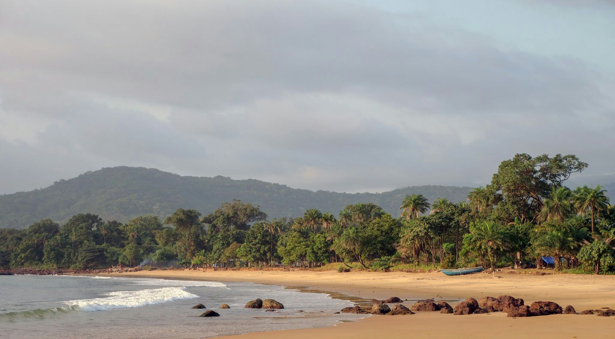 Unweit von Freetown liegen Traumstrände wie der Black Johnson Beach.