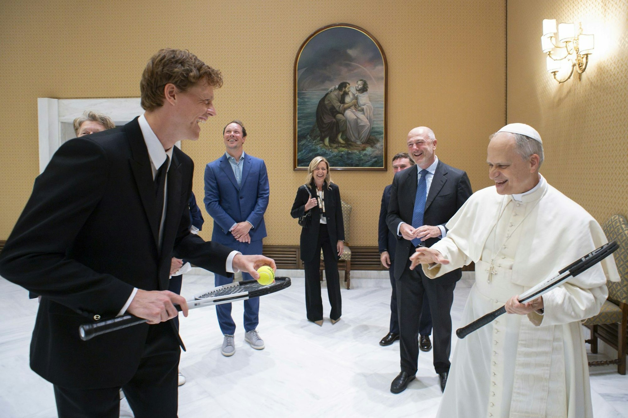 Papst Leo XIV. (rechts) scherzt mit Tennisstar Jannik Sinner.