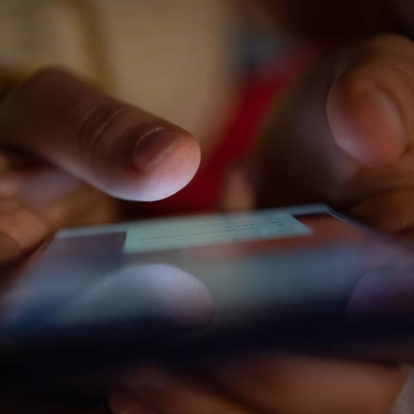 Ein Smartphone wird gehalten.