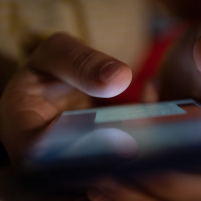 Ein Smartphone wird gehalten.