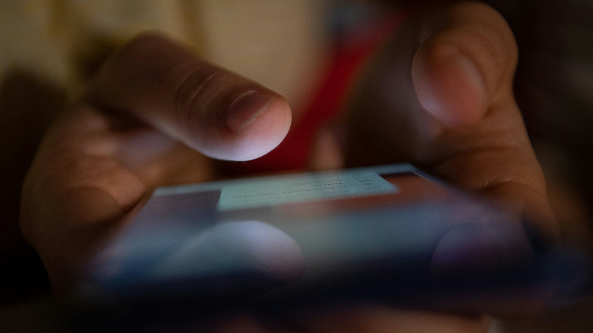 Ein Smartphone wird gehalten.