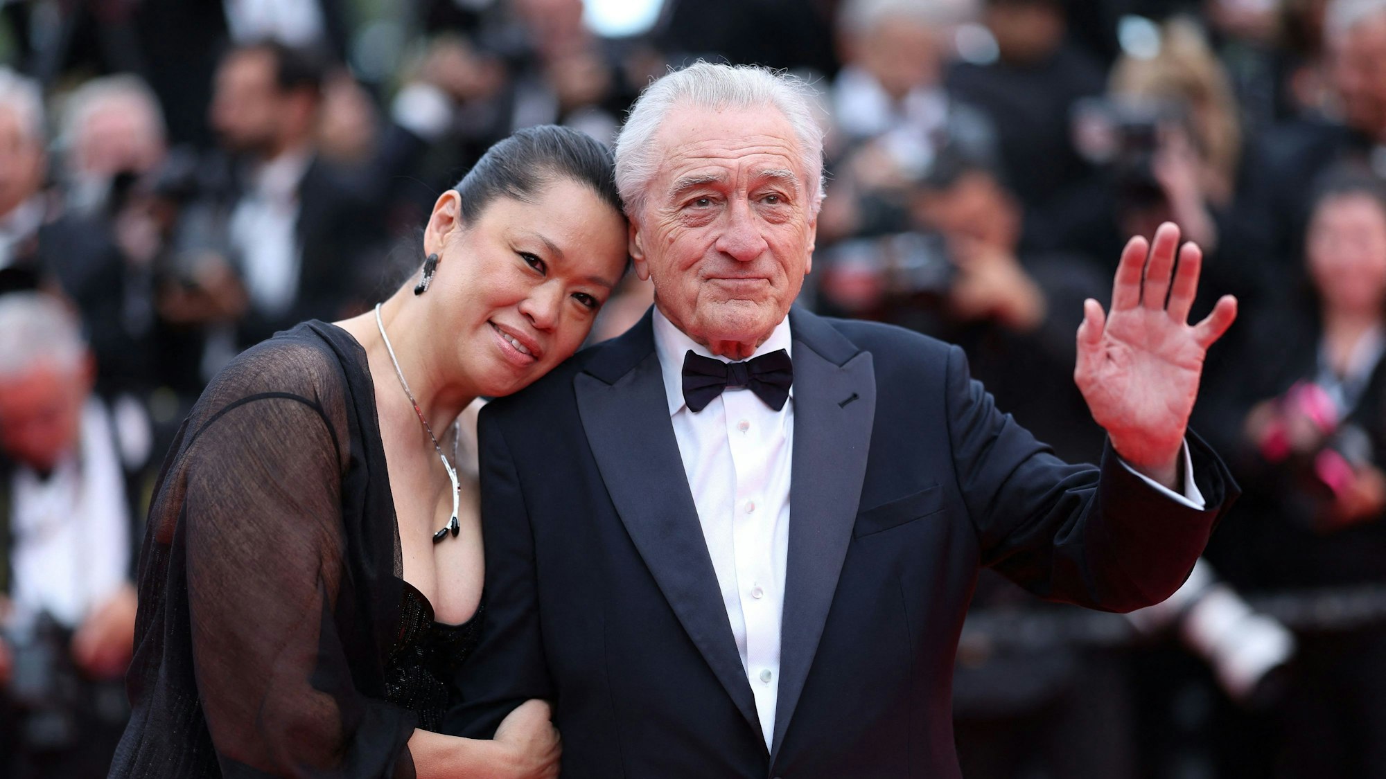 Robert De Niro und seine Lebensgefährtin Tiffany Chen auf dem roten Teppich von Cannes.