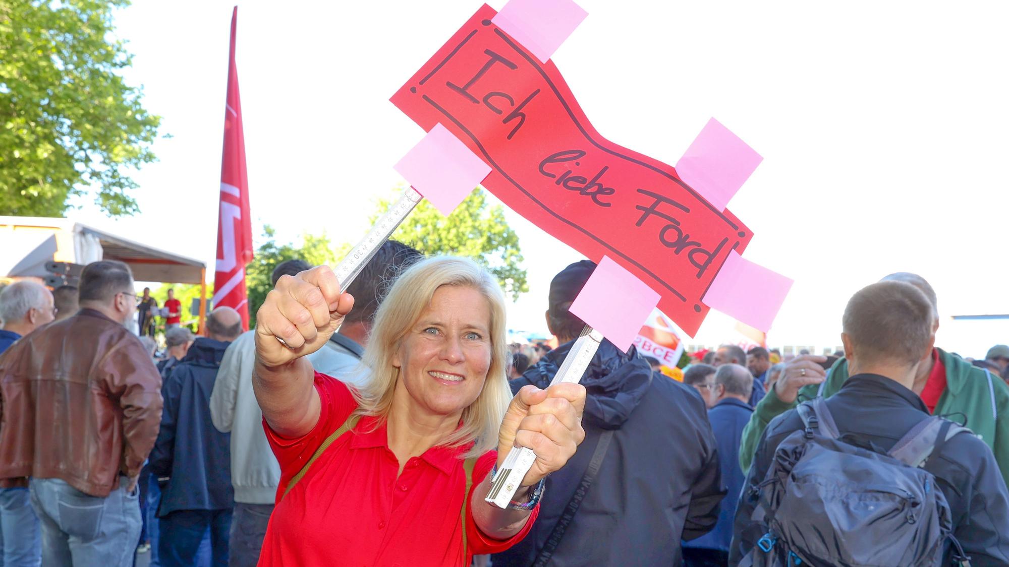Ivonne Lucka hält ein rotes Papp-Schild mit der Aufschrift "Ich liebe Ford".