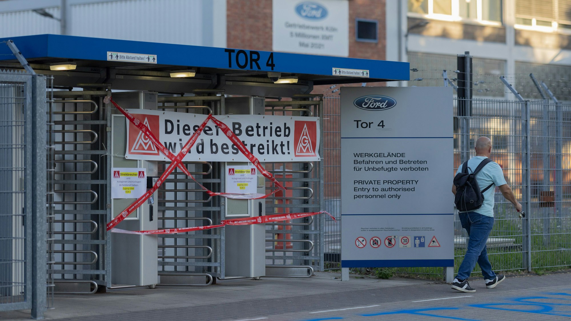14.05.2025, Nordrhein-Westfalen, Köln: Mitarbeiter aus der Nachtschicht verlassen das Betriebsgelände beim ersten Streik der Geschichte bei den Kölner Ford-Werken. Bei den Kölner Ford-Werken kommt es erstmals zu einem Streik. Die Protestaktion gegen einen geplanten Stellenabbau an dem Standort mit 11.500 Beschäftigten soll am Mittwochmorgen beginnen und bis zum Ende der Nachtschicht am Donnerstagmorgen dauern, wie die IG Metall mitteilte. Foto: Rolf Vennenbernd/dpa +++ dpa-Bildfunk +++