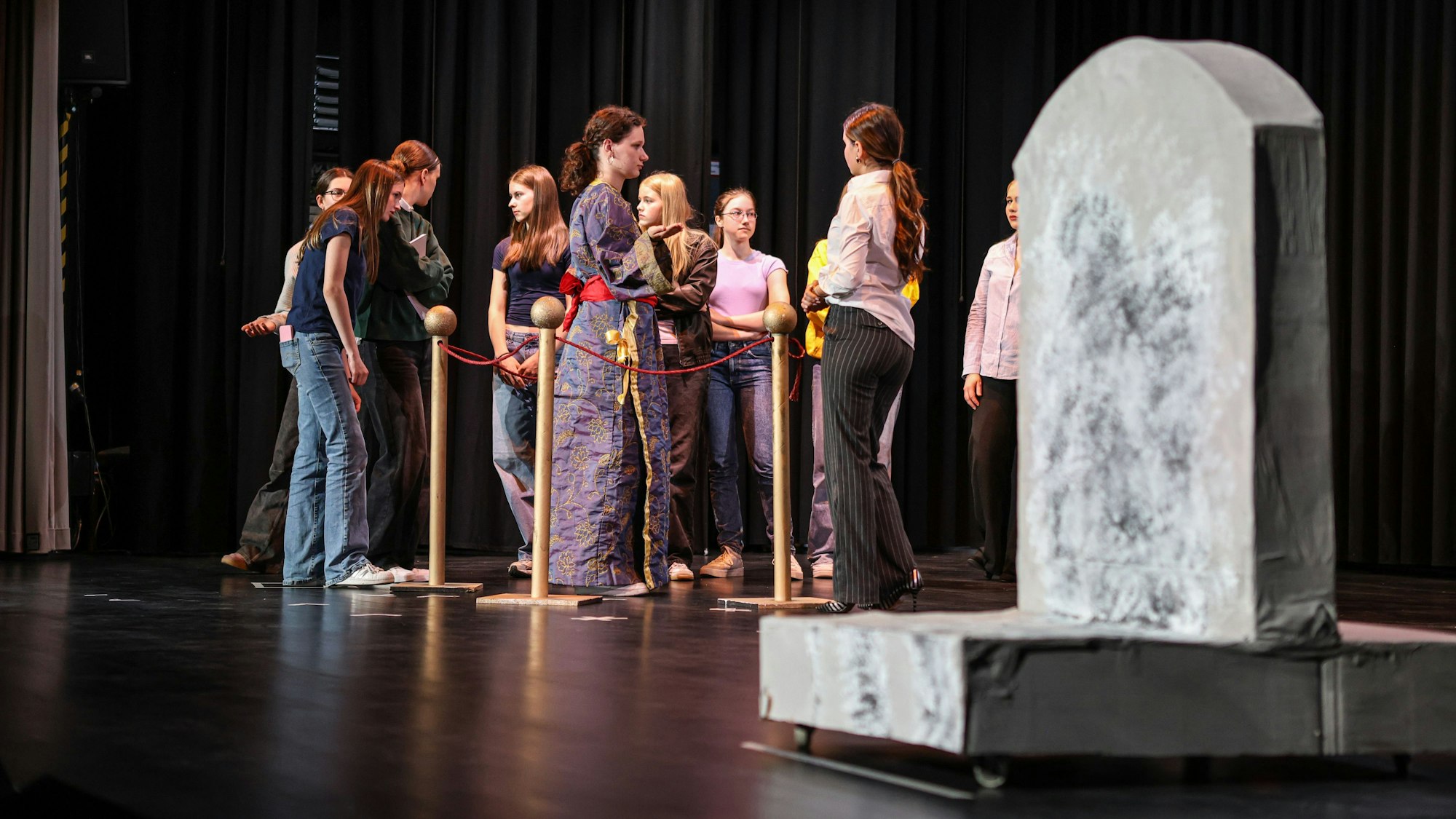 Das Stück führt das Publikum durch Gespräche von Physikern und Politikern, lässt Soldaten und Journalistinnen zu Wort kommen, und gibt vor allem den Opfern Raum.