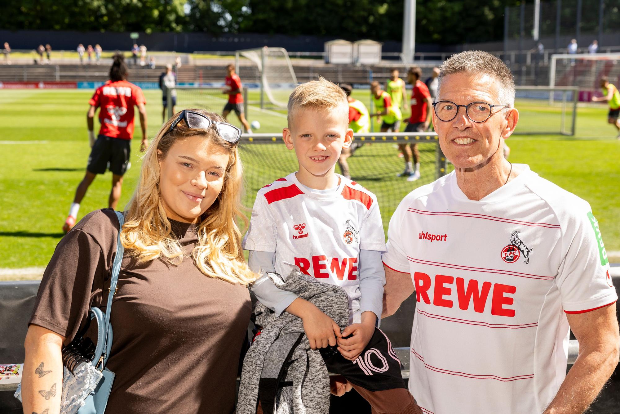 13.05.2025, Köln: FC-Fans beim öffentlichen Training des 1. FC Köln am Geißbockheim vor dem Aufstiegs-Endspiel am Wochenende.
Im Bild v.l.n.r. Sophia Gollub, Maro Gollub und Ullrich Gollub.
Foto: Michael Bause