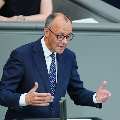 Bundeskanzler Friedrich Merz (CDU) spricht bei seiner Regierungserklärung im Plenum des Bundestags.