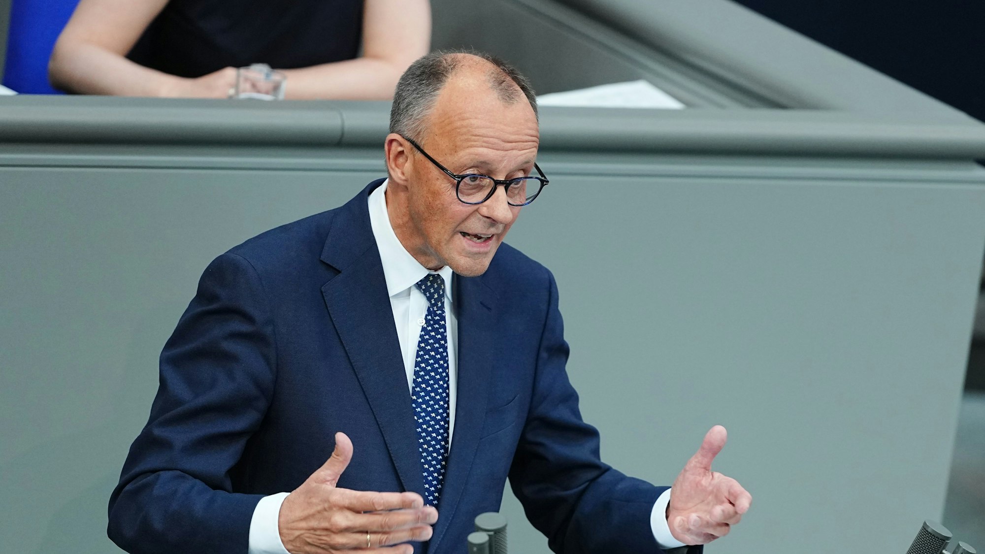 Das Bild zeigt Bundeskanzler Friedrich Merz (CDU) bei seiner Regierungserklärung im Plenum des Bundestags. Foto: Kay Nietfeld/dpa