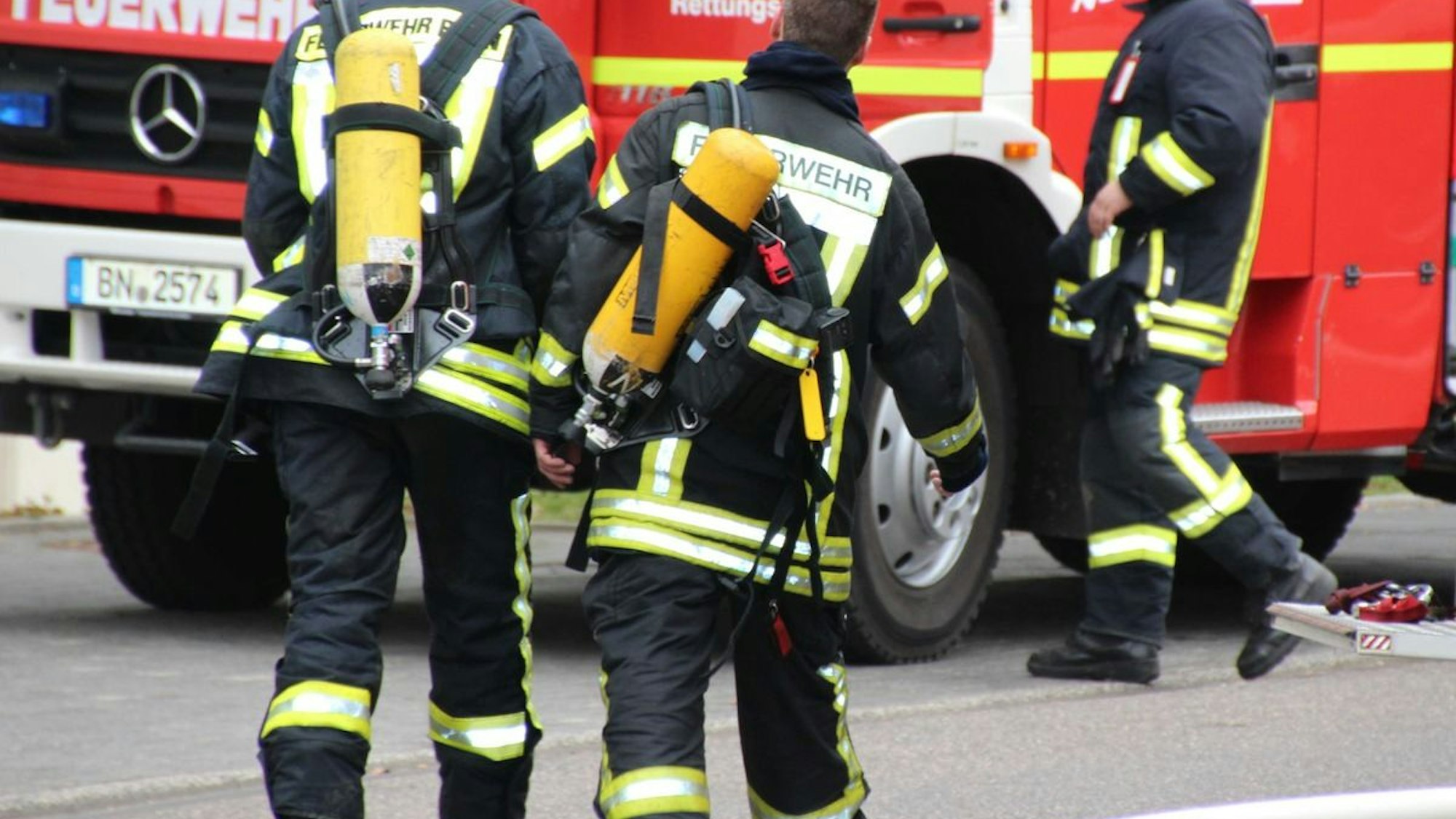 Feuerwehrleute bei einem Einsatz. Die Feuerwehr Bonn rettete einen Bewohner aus einer Wohnung nach einem Balkonbrand.