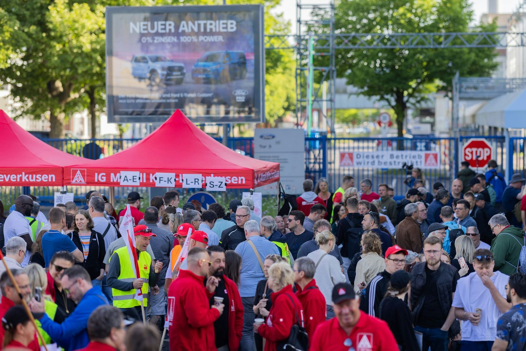 Statt zur Arbeit ins Werk zu gehen, bleiben die Streikenden vor dem Tor und holen sich Streik-Koupons ab.
