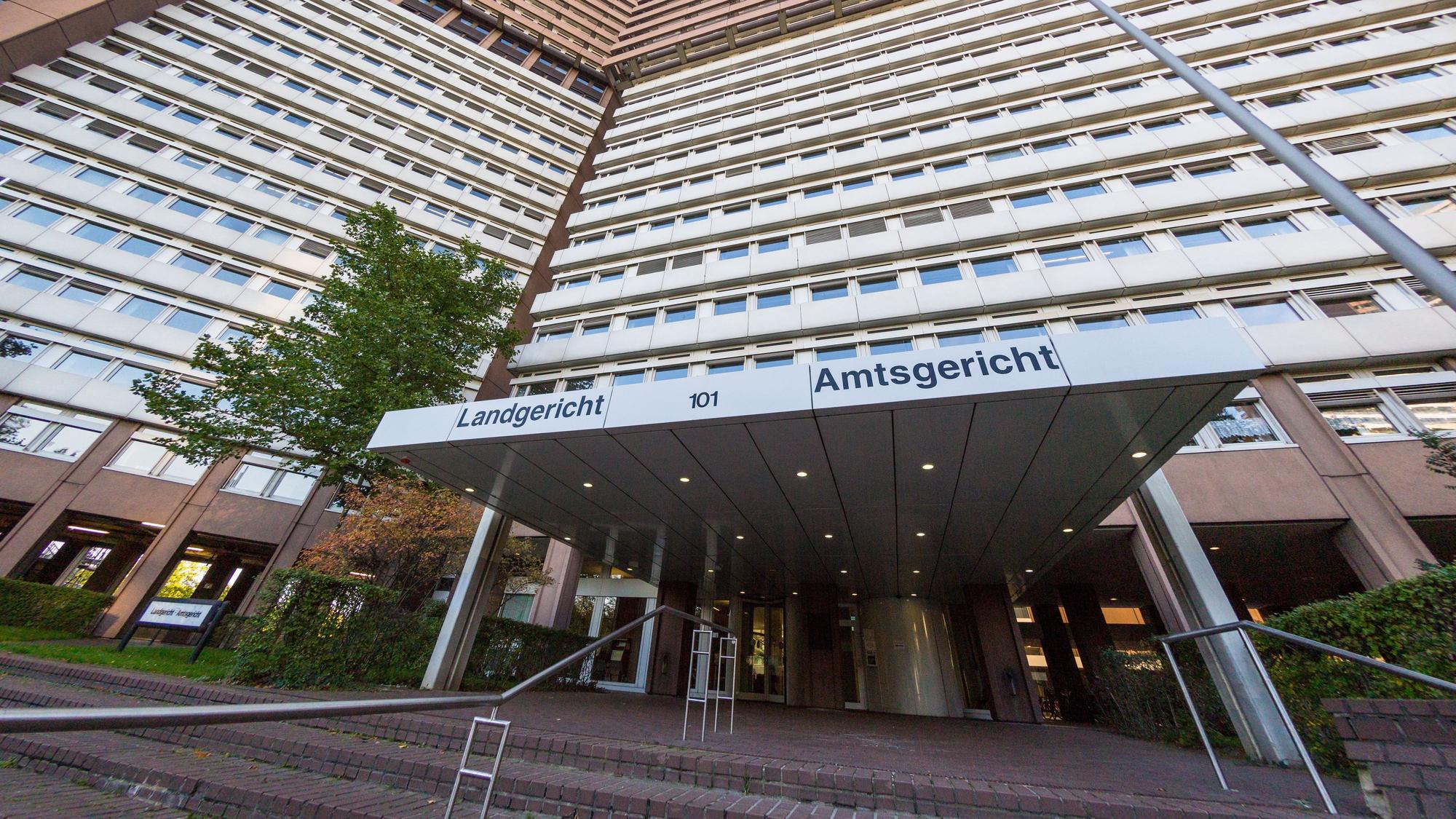 COLOGNE, GERMANY - OCTOBER 12: Der Haupteingang zum Justizzentrum Koeln mit Amtsgericht und Landgericht an der Luxemburger Strasse ist am Montag (12.10.2015) in Koeln zu sehen. (Photo by Matthias Heinekamp) K e y s: Gebaeude, Fassade, Gericht, Aussenansicht, Justiz, Bauwerk, Eingang, Uebersicht - Gerichtsgebaeude, Justizgebaeude, Justizzentrum Köln pol-we-Gericht